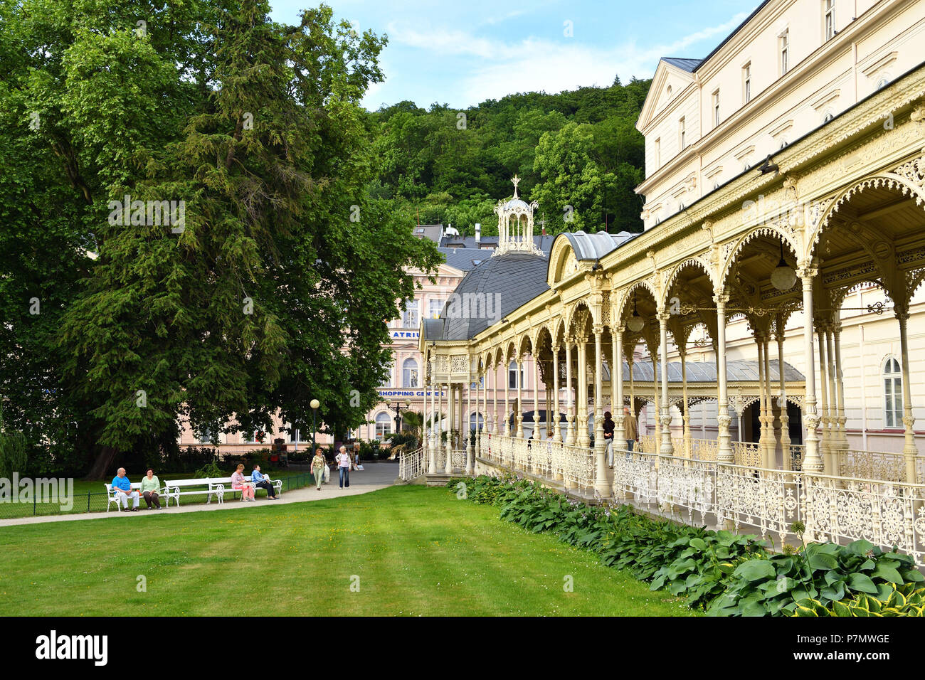 Repubblica ceca, Boemia occidentale, la storica città vecchia di Karlsbad, Karlovy Vary, Sadova kolonada (Parco colonnato a molla) risalenti dal 1881 Foto Stock