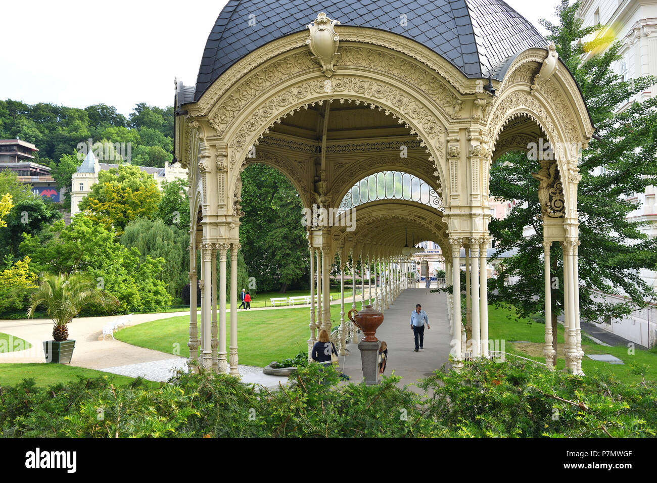 Repubblica ceca, Boemia occidentale, la storica città vecchia di Karlsbad, Karlovy Vary, Sadova kolonada (Parco colonnato a molla) risalenti dal 1881 Foto Stock