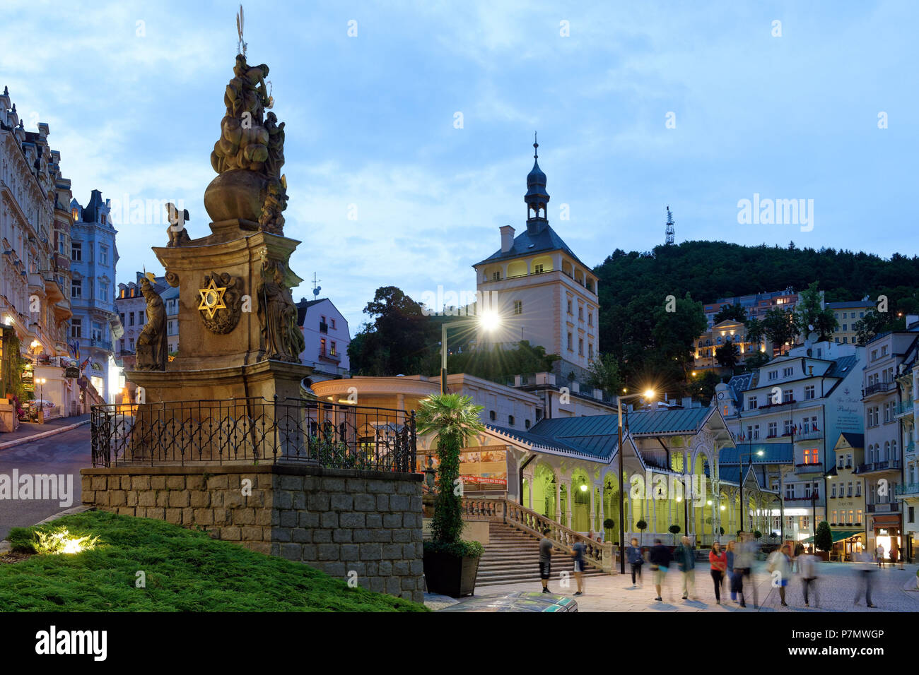 Repubblica ceca, Boemia occidentale, la storica città vecchia di Karlsbad, Karlovy Vary, la colonna della Trinità e Trzni Kolonada (Mercato colonnato) risalente al 1883 con la Zamecke Lazne (fonte di Charles 4) Foto Stock