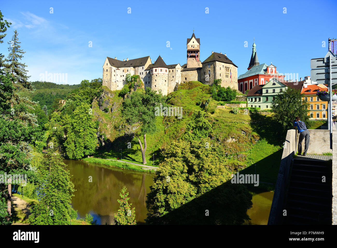 Repubblica ceca, della Boemia occidentale, Loket, il castello e il centro storico Foto Stock