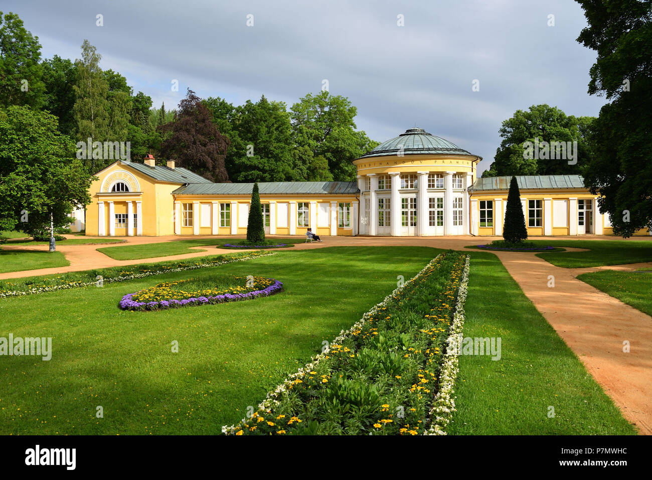 Repubblica ceca, Boemia occidentale, Marianske Lazne (Marienbad), città termale, il Ferdinando della fonte, classica pavilion nel parco Foto Stock