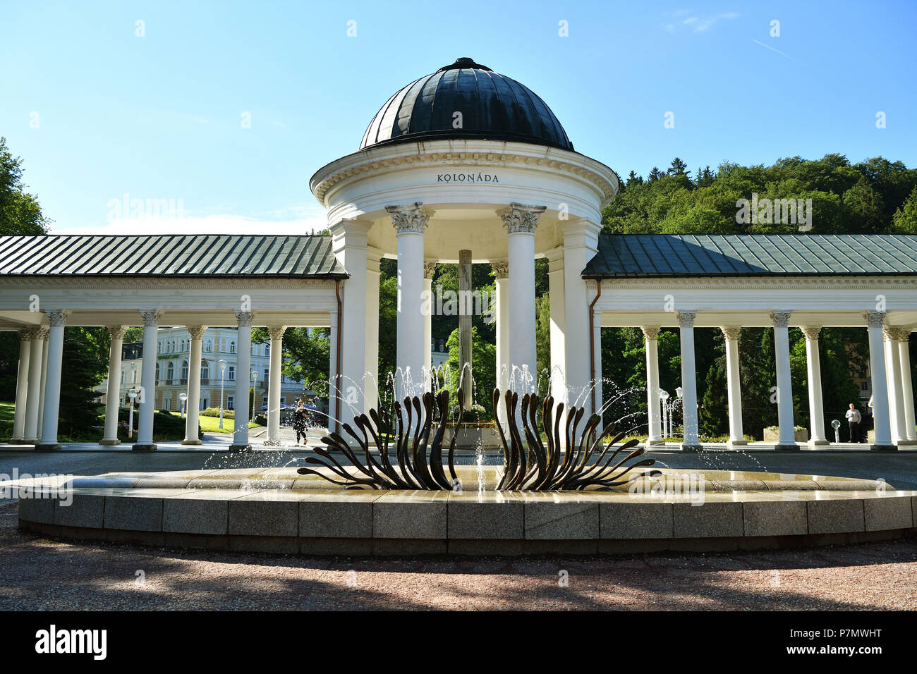 Repubblica ceca, Boemia occidentale, Marianske Lazne (Marienbad), città termale, Karolina e Rudolf molla in uno stile neoclassico colonnato (1869) Foto Stock
