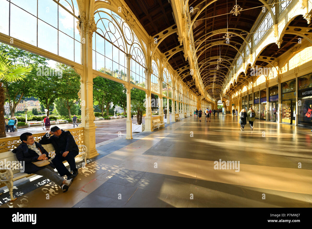 Repubblica ceca, Boemia occidentale, Marianske Lazne (Marienbad), città termale, il colonnato Lazenska (Lazenska kolonada) Foto Stock