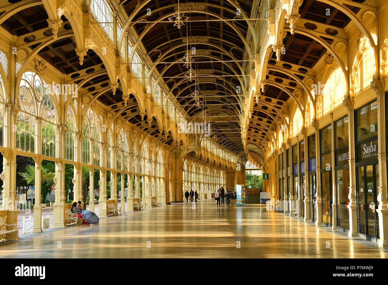 Repubblica ceca, Boemia occidentale, Marianske Lazne (Marienbad), città termale, il colonnato Lazenska (Lazenska kolonada) Foto Stock