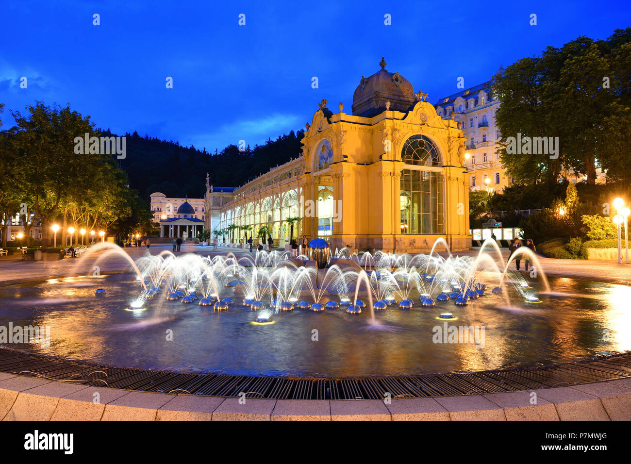 Repubblica ceca, Boemia occidentale, Marianske Lazne (Marienbad), città termale, il colonnato Lazenska (Lazenska kolonada) e Zpivajici fontana (Fontana Cantante Foto Stock