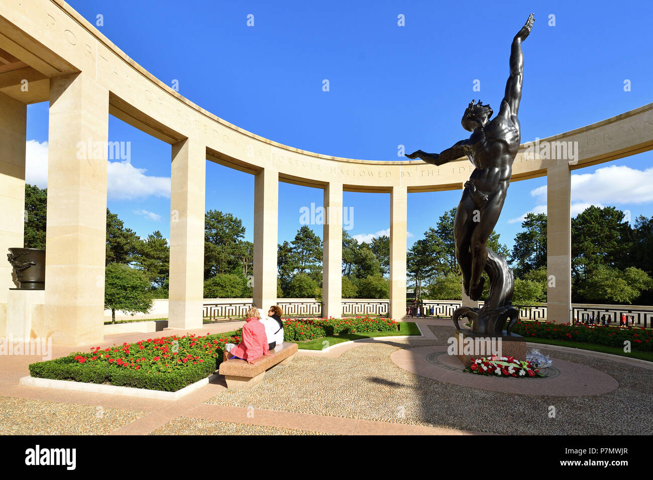 Francia, Calvados, la spiaggia di Omaha, Colleville sur Mer, Normandia cimitero americano, Memorial e il suo piede 22 statua in bronzo di Donald De Lue Foto Stock