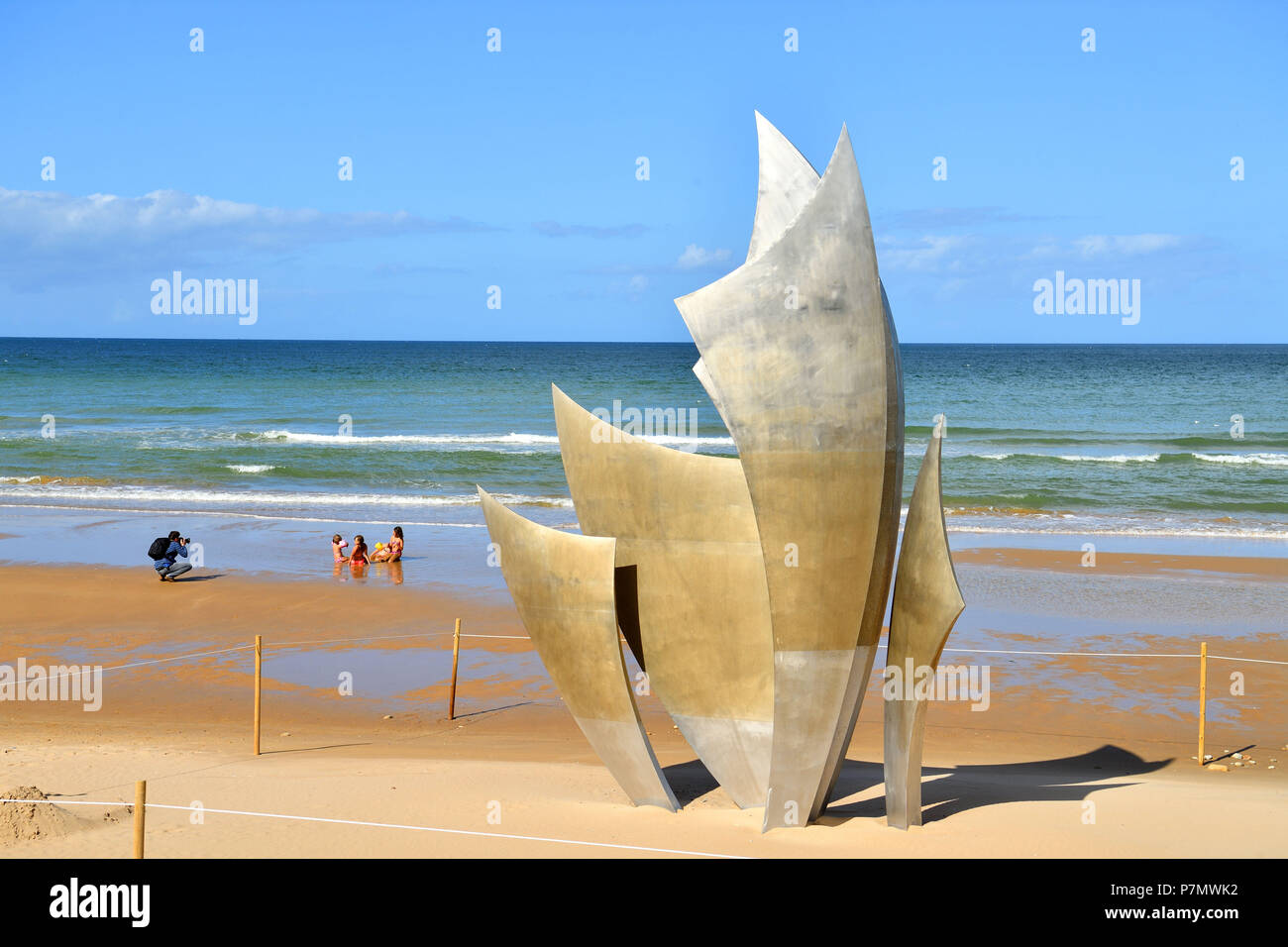 Francia, Calvados, plage de Vierville sur Mer (Omaha Beach), Les Braves scultura dedicata al sessantesimo anniversario dello sbarco in Normandia Foto Stock