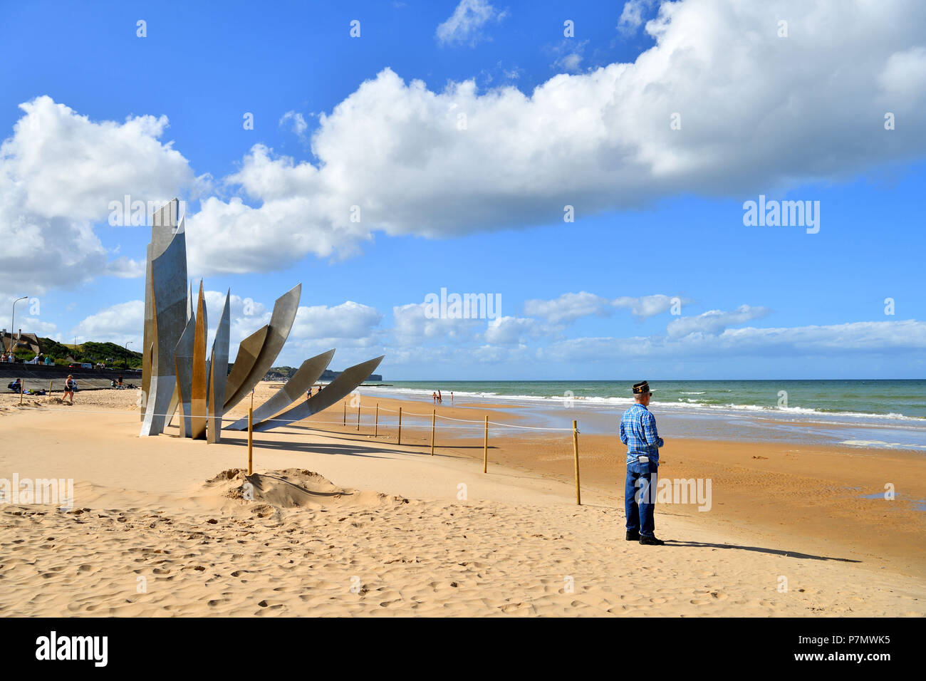 Francia, Calvados, plage de Vierville sur Mer (Omaha Beach), Les Braves scultura dedicata al sessantesimo anniversario dello sbarco in Normandia, veterano americano la raccolta di un po' di sabbia sulla spiaggia Foto Stock
