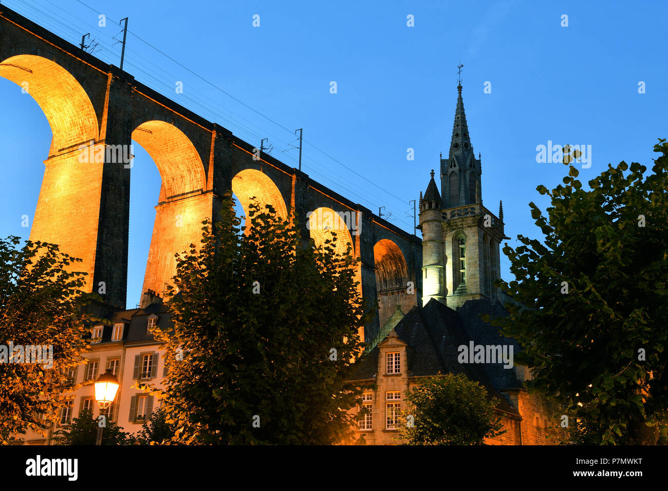Francia, Finisterre, Morlaix, Sainte Melaine chiesa e viadotto Foto Stock