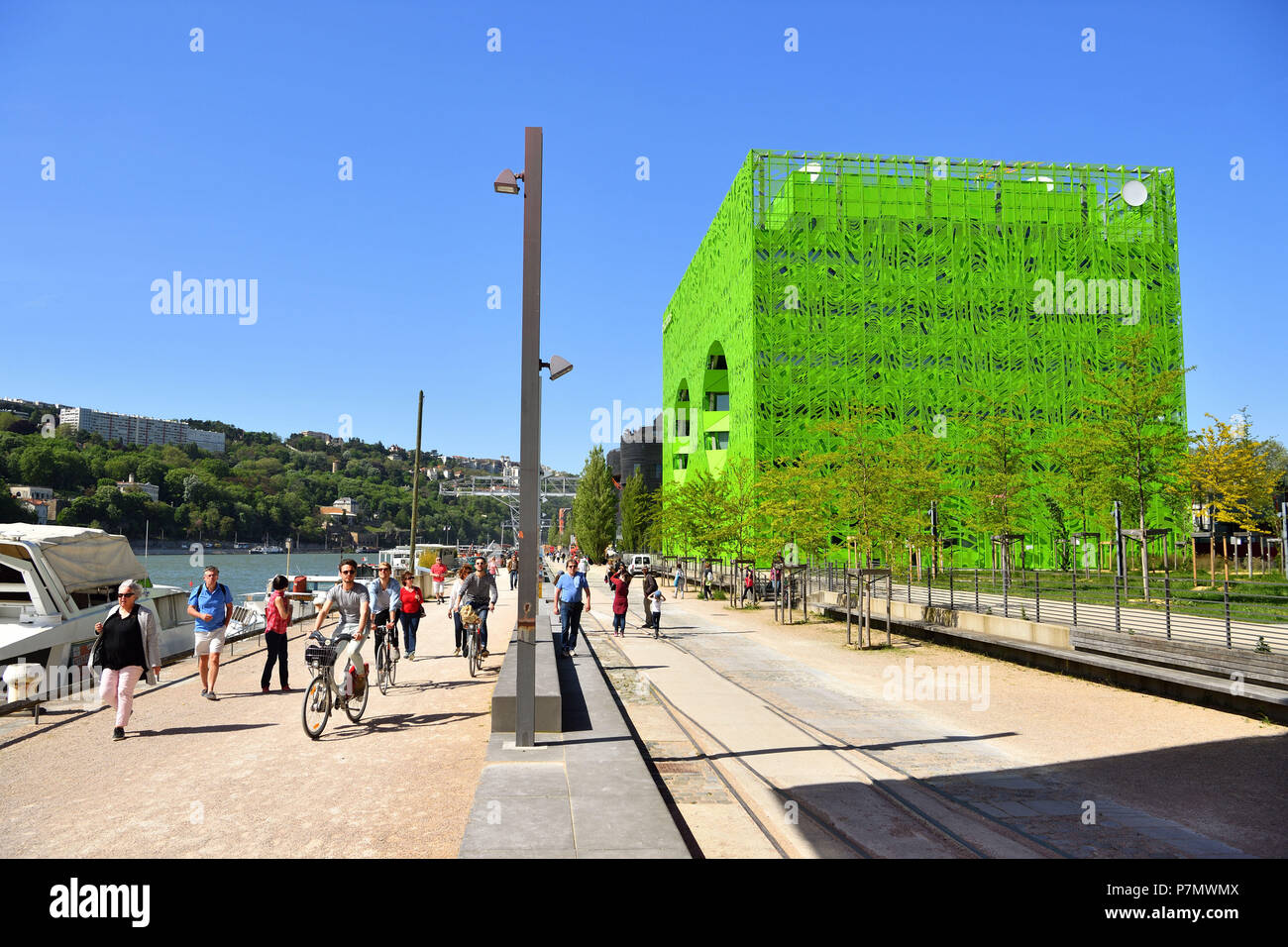 Francia, Rhone, Lione, la confluenza distretto sud di Presqu'ile, vicino alla confluenza del Rodano e della Saona, è il primo francese quartiere sostenibile certificata dal WWF, quai Rambaud lungo la ex docks, Cubo Vert dagli architetti Dominique Jakob e Brendan Mac Farlane è il quartier generale di euronews Foto Stock