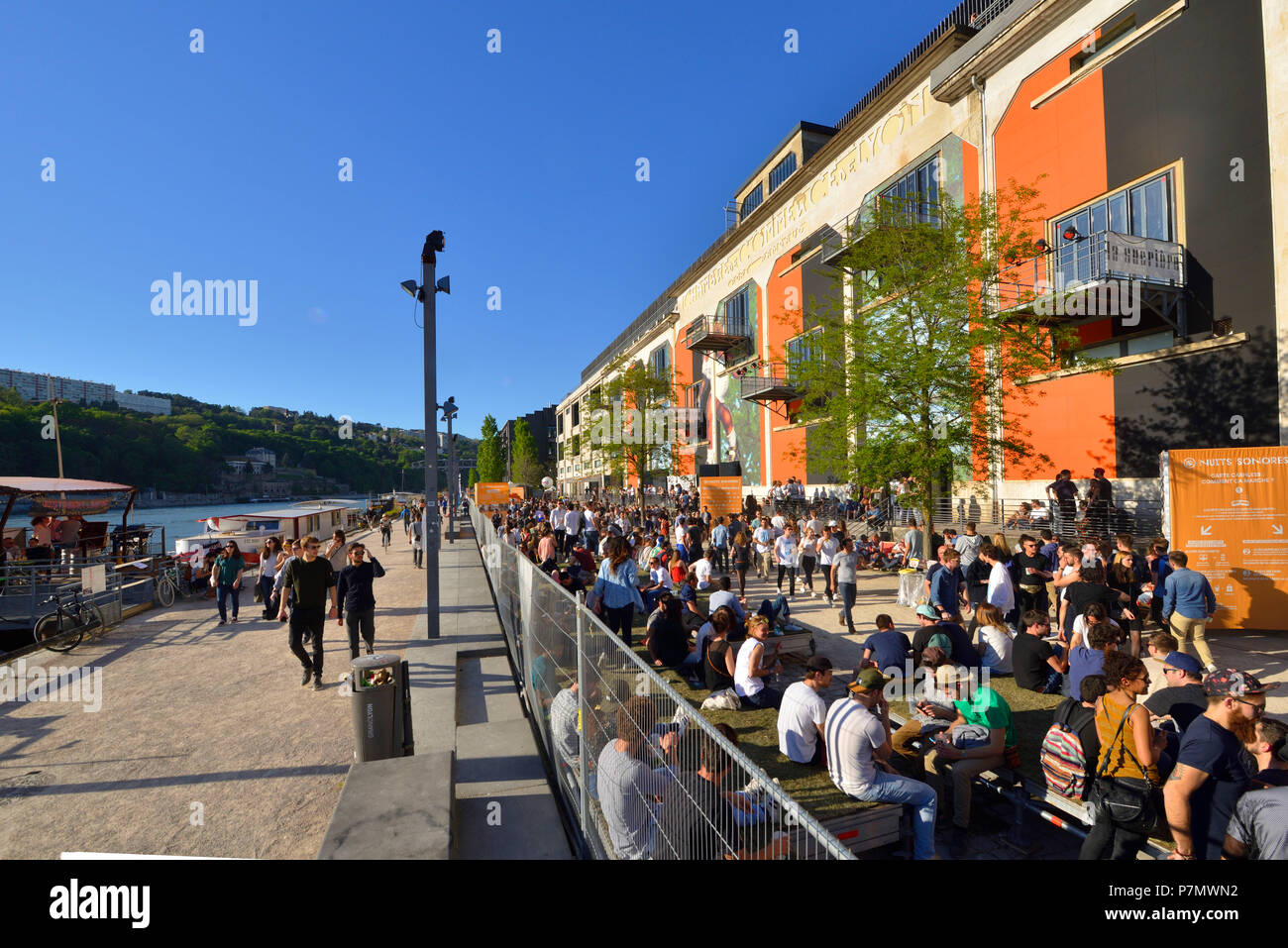 Francia, Rhone, Lione, il nuovo quartiere La confluenza a sud di Presqu'ile, vicino alla confluenza del Rodano e della Saona, è il primo francese quartiere sostenibile certificata dal WWF, La Sucriere, edificio storico degli anni trenta, ex magazzino, è convertito in un nuovo luogo di arte e di evento Foto Stock