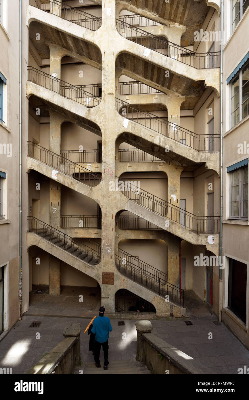 Francia, Rhone, Lione, storico sito elencato come patrimonio mondiale dall'UNESCO, la Croix Rousse quartiere, Traboule des Voraces anche chiamato Maison de la Republique, storico rifugio per Canuts (ex tessitori di seta di Lione Foto Stock