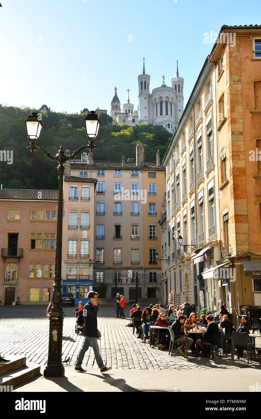 Francia, Rhone, Lione, storico sito elencato come patrimonio mondiale dall' UNESCO, Place Saint Jean dominata dalla Cattedrale di Notre Dame de Fourviere Basilica Foto Stock