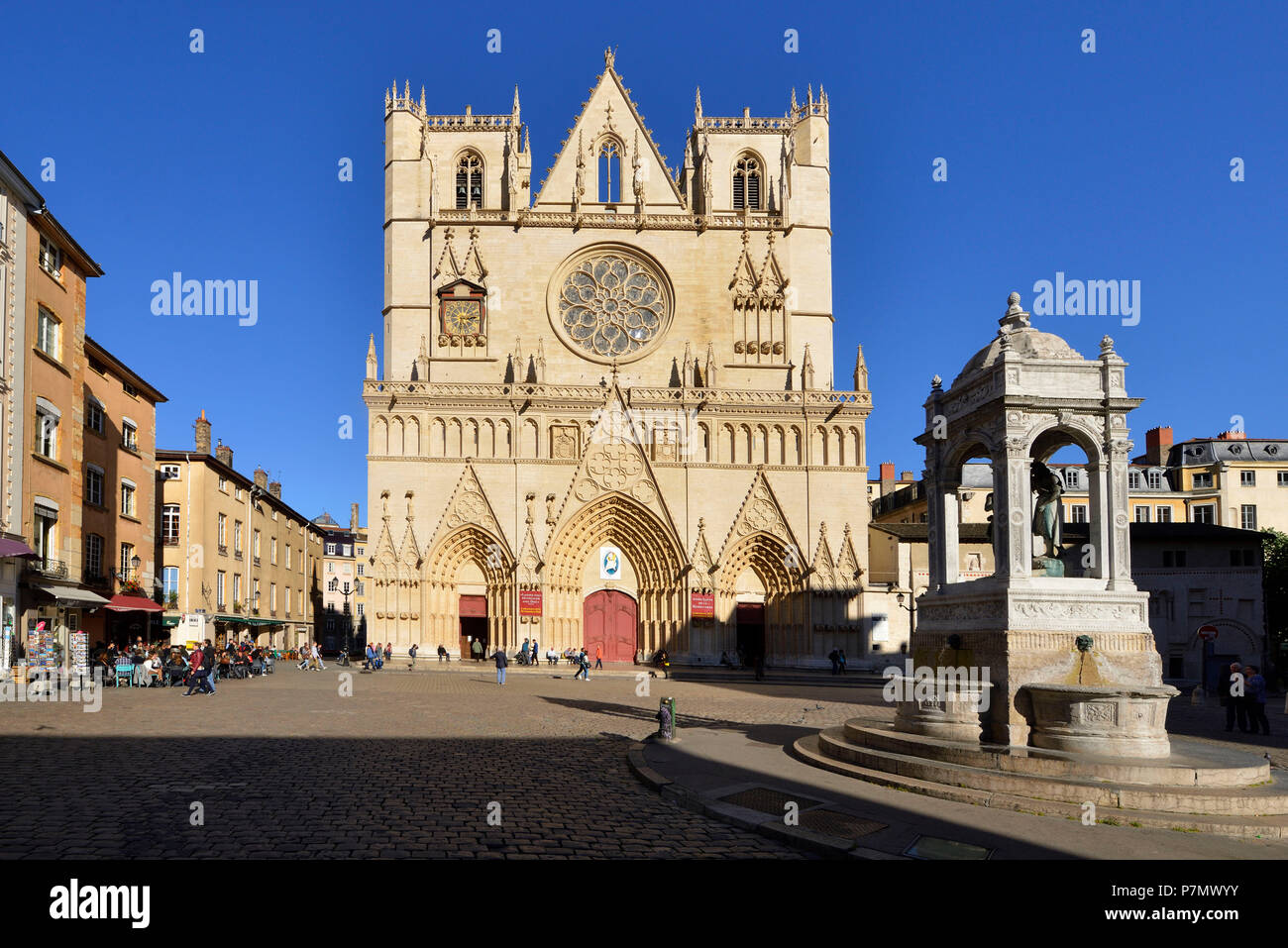 Francia, Rhone, Lione, storico sito elencato come patrimonio mondiale dall' UNESCO, Vieux Lyon (città vecchia), Saint Jean (Cattedrale di Saint John's Cathedral), la facciata occidentale Foto Stock
