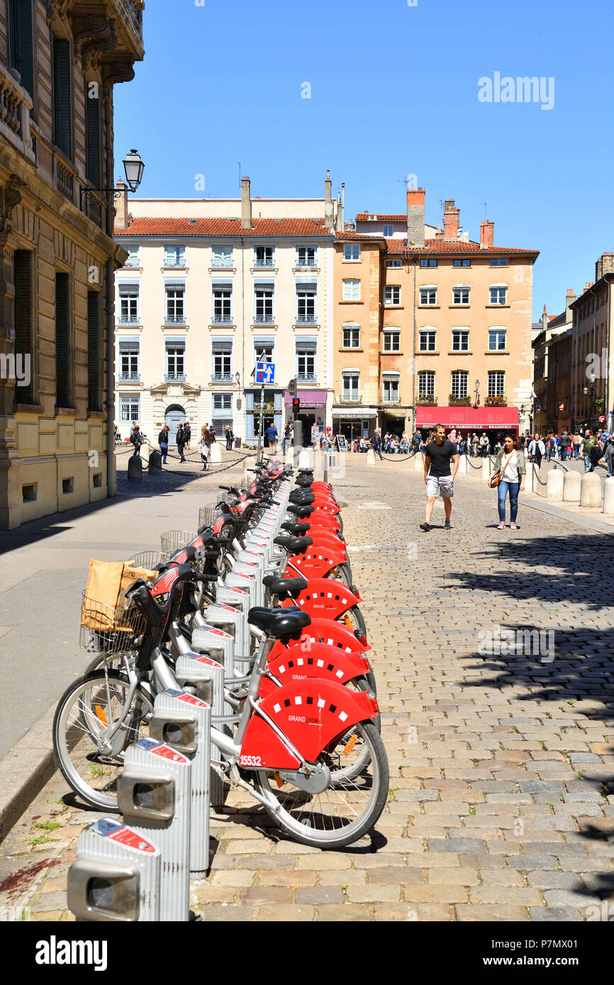 Francia, Rhone, Lione, storico sito elencato come patrimonio mondiale dall' UNESCO, Vieux Lyon (città vecchia), Velo v stazione, noleggio biciclette Foto Stock