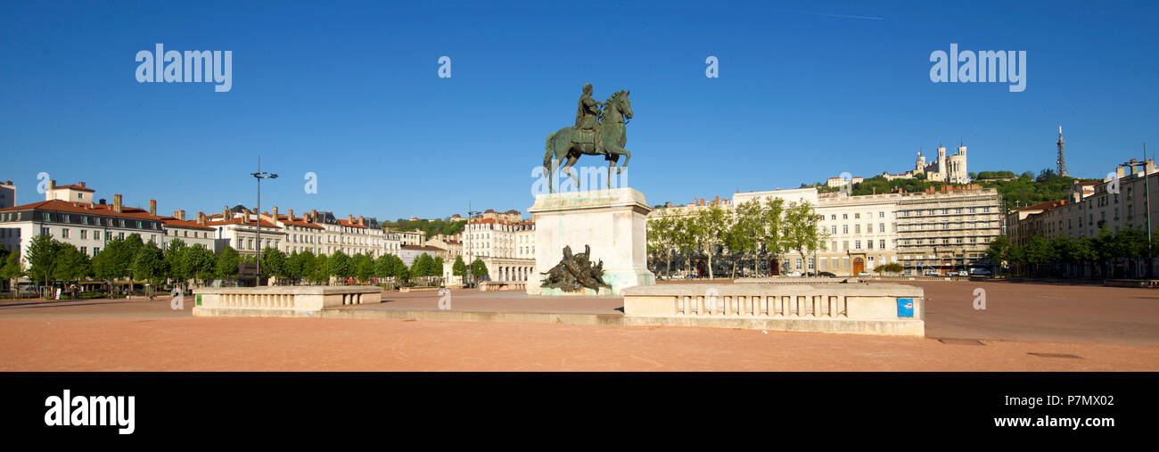 Francia, Rhone, Lione, storico sito elencato come patrimonio mondiale dall'UNESCO, la statua equestre di Luigi XIV su Place Bellecour e la Cattedrale di Notre Dame de Fourviere in background Foto Stock