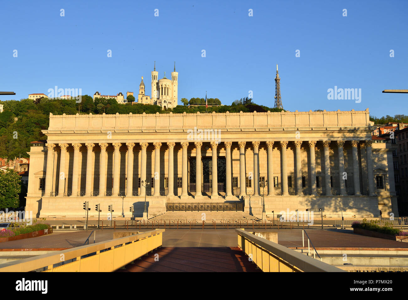 Francia, Rhone, Lione, storico sito elencato come patrimonio mondiale dall' UNESCO, Vieux Lyon (città vecchia), la passerella sul fiume Saona che conduce al palazzo di giustizia e la Cattedrale di Notre Dame de Fourviere in background Foto Stock