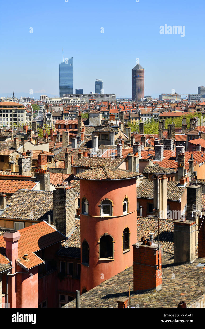 Francia, Rhone, Lione, storico sito elencato come patrimonio mondiale dall' UNESCO, Vieux Lyon (Vecchia Lione), St Jean distretto, Maison du Crible chiamato anche tour rosa e La Part Dieu e Oxygene torri in background Foto Stock