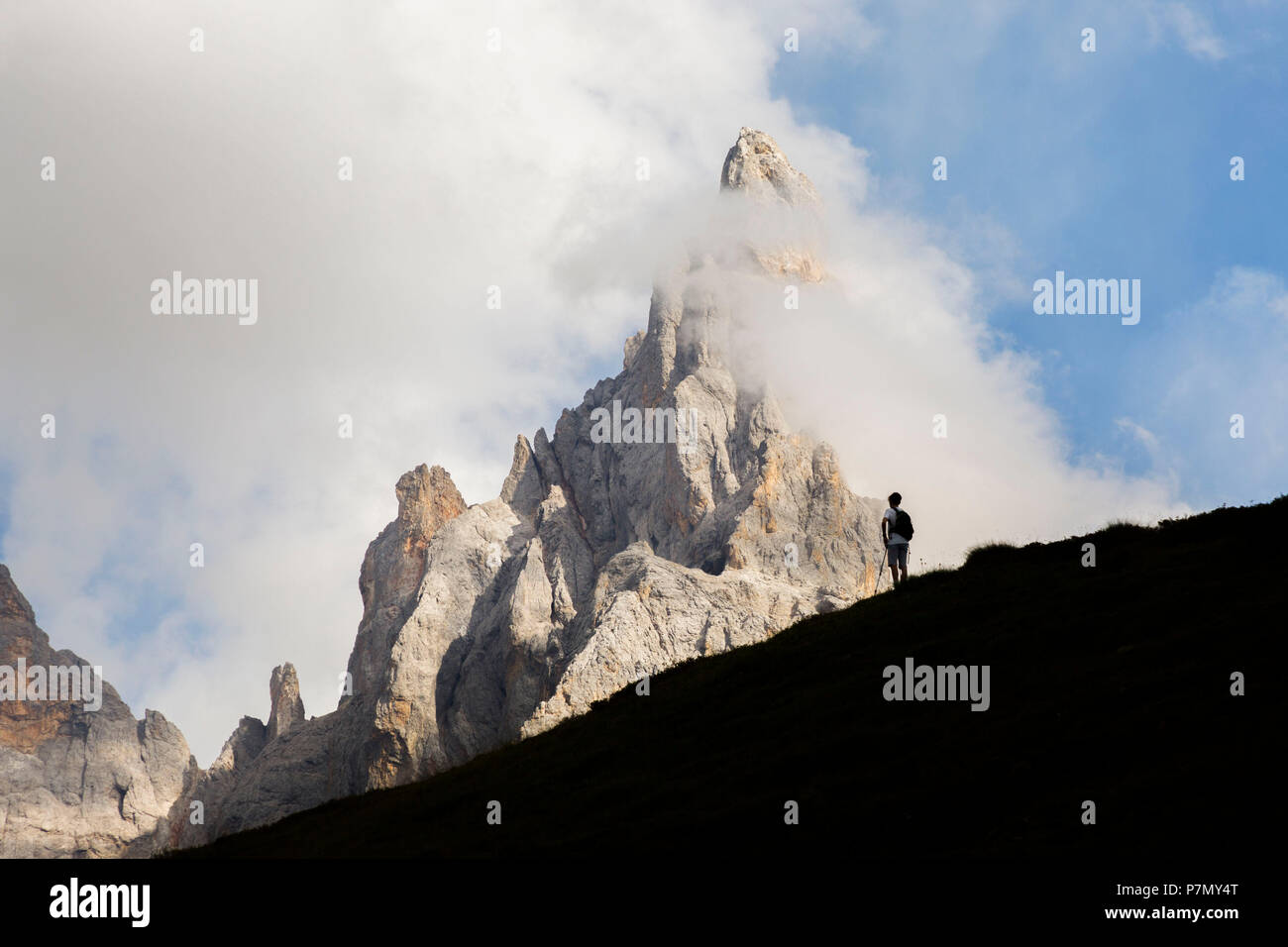 Escursionista ammirare il Cimon della Pala e la vetta più alta del gruppo della pala. Pala (gruppo delle Pale di San Martino), Passo Rolle (Passo Rolle), San Martino di Castrozza, provincia di Trento, Trentino Alto Adige, Italia. Foto Stock