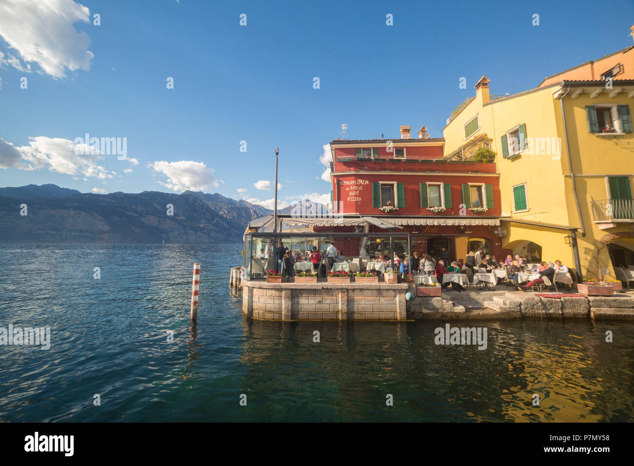 Un piccolo ristorante sul lago di Malcesine sulla sponda orientale del Lago di Garda, provincia di Verona, regione Veneto, Italia. Foto Stock