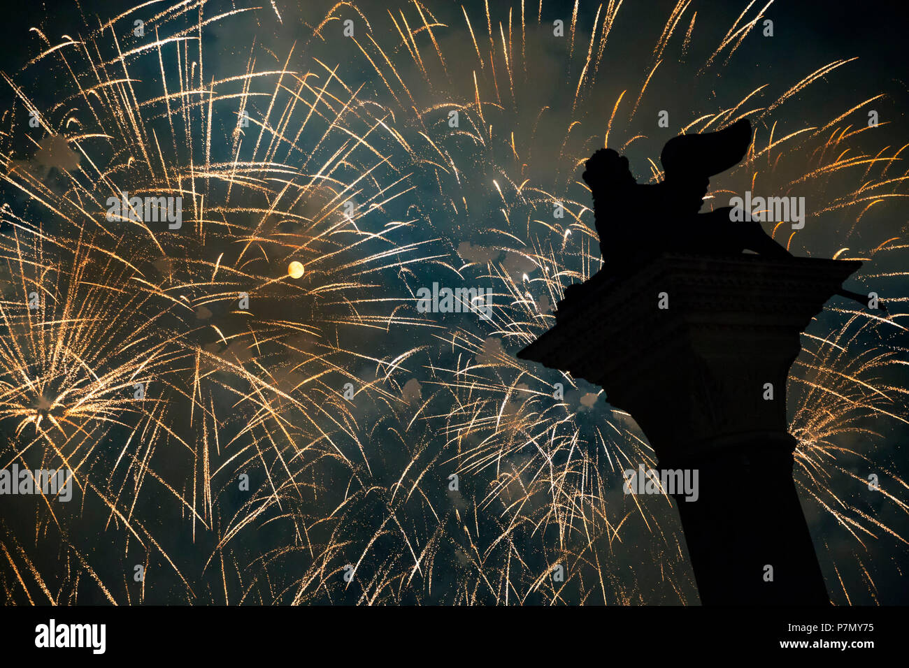 Fuochi d'artificio con San Marco colonna durante la festa del Redentore redentore, Festa. Venezia, Veneto, Italia, Europa Foto Stock