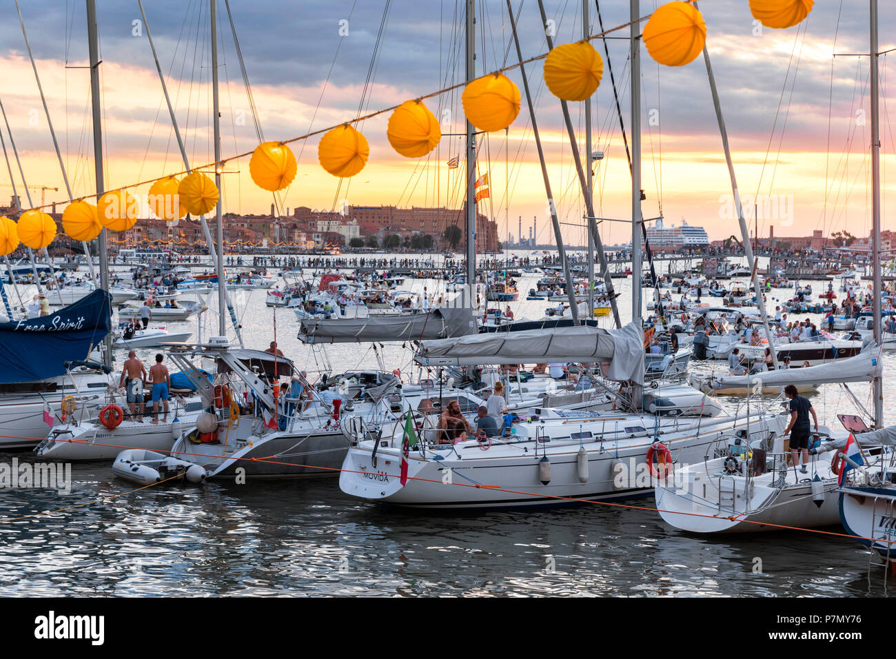 Canale della Giudecca durante la festa del Redentore redentore, festa con il ponte votivo in background, Venezia, Veneto, Italia, Europa Foto Stock