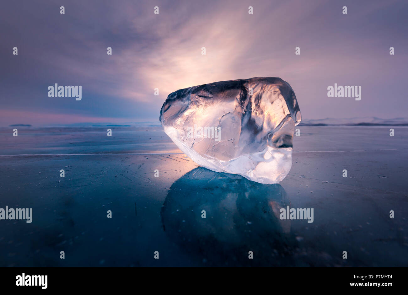 Pezzo di ghiaccio con sun riflessione al lago Baikal, Regione di Irkutsk, Siberia, Russia Foto Stock