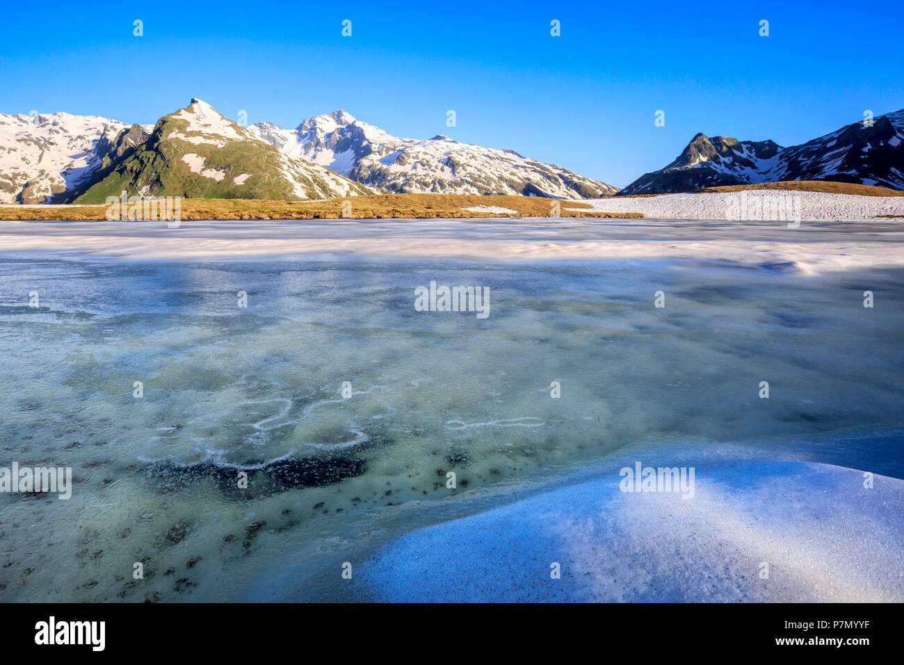 Fusione del ghiaccio al lago Andossi durante il disgelo, Val Chiavenna, Valle Spluga, provincia di Sondrio e della Valtellina, Lombardia, Italia Foto Stock