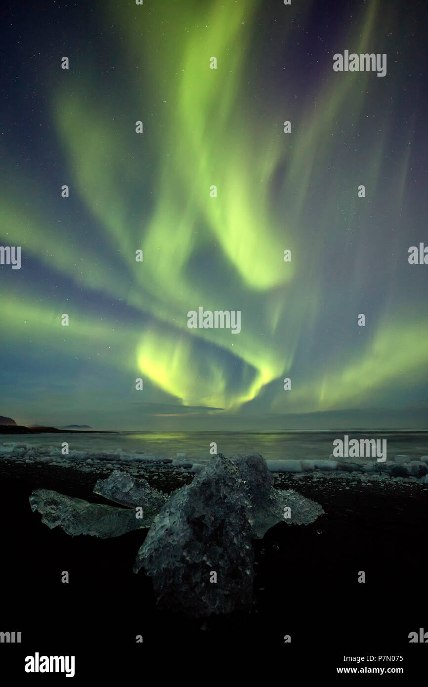 Northen luci nel blocco di ghiaccio di Jokulsarlon laguna glaciale, Austurland, Islanda Orientale, Islanda, Europa Foto Stock