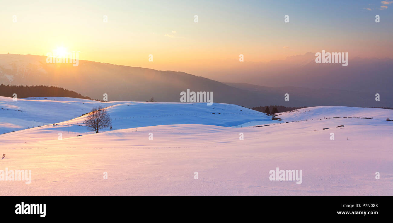 I prati innevati di Mezzomiglio al tramonto, Prealpi Bellunesi, Farra d'Alpago, provincia di Belluno, Veneto, Italia Foto Stock