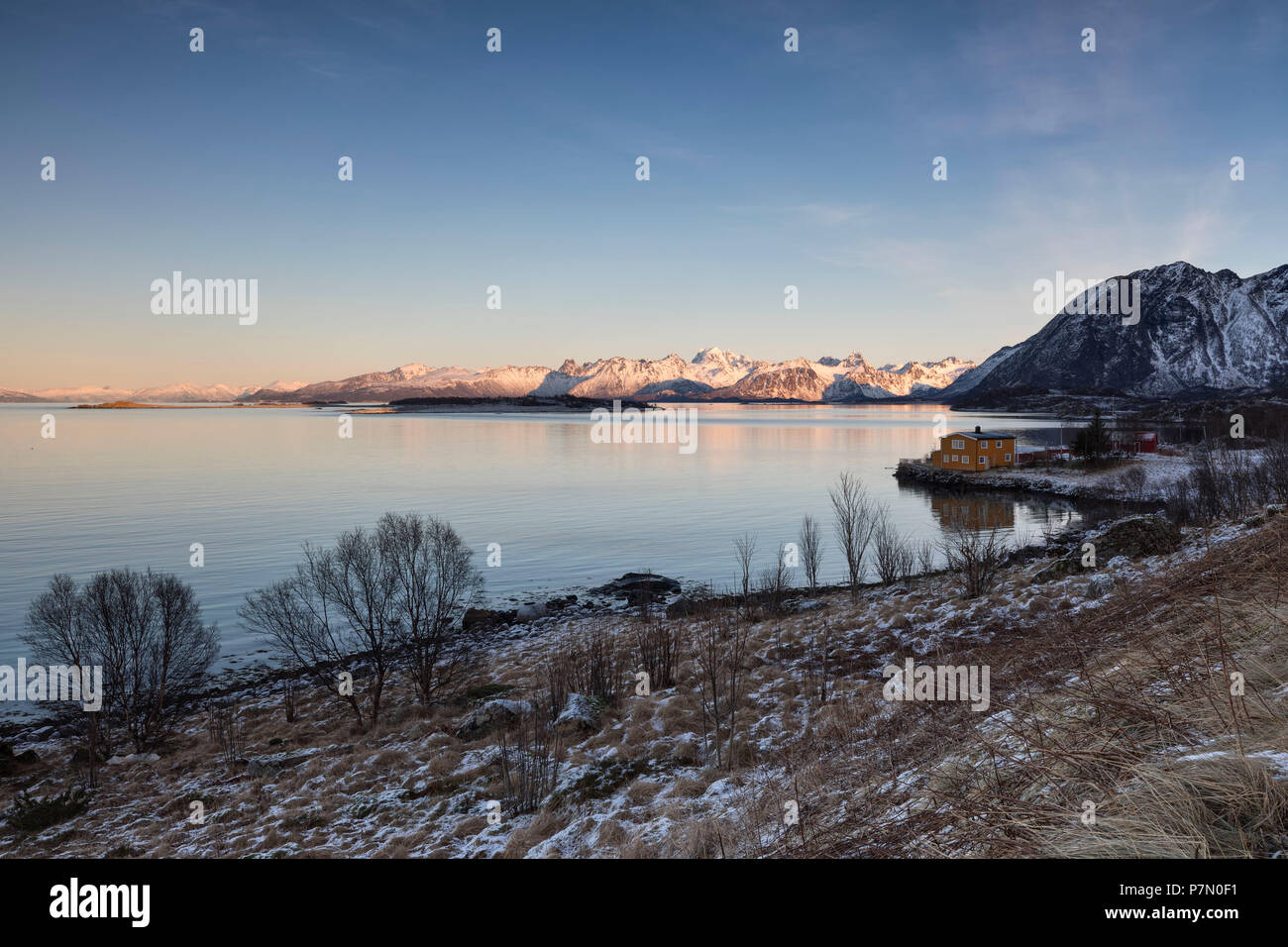 Sunrise a Ivarsholmen, comune di Hadsel, Lofoten Island, Norvegia, Europa Foto Stock