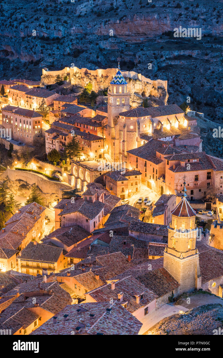 Albarracin città al crepuscolo. Albarracin, Teruel Aragona, Spagna, Europa Foto Stock