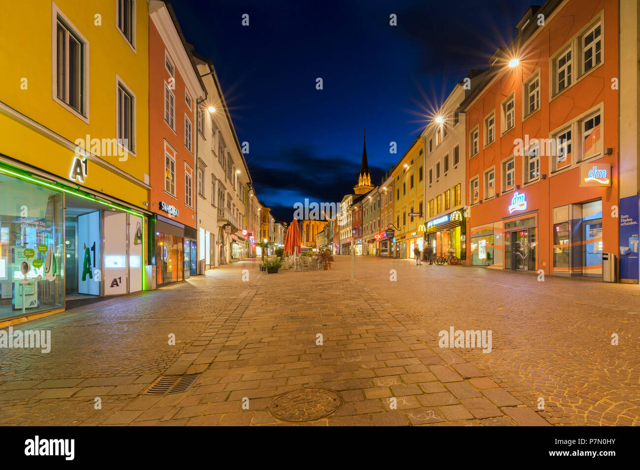 La strada principale del centro di Villach, San Giacomo chiesa in background, Carinzia, Austria, Europa Foto Stock