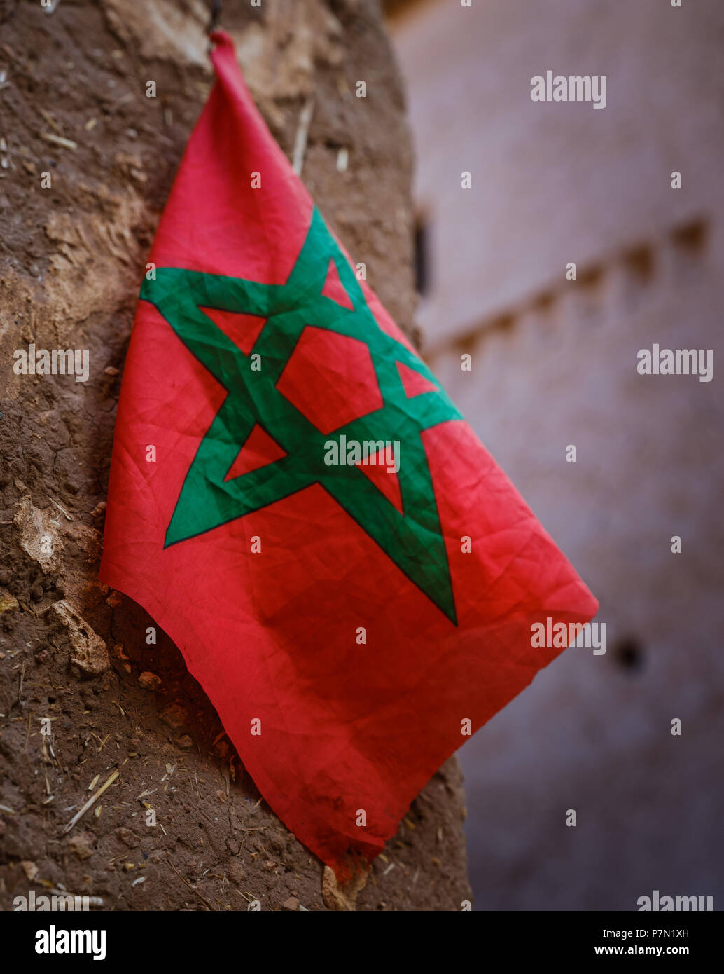 AIT Ben Haddou, Marocco - circa aprile 2017: dettaglio della bandiera marocchina in Ait Ben Haddou Foto Stock