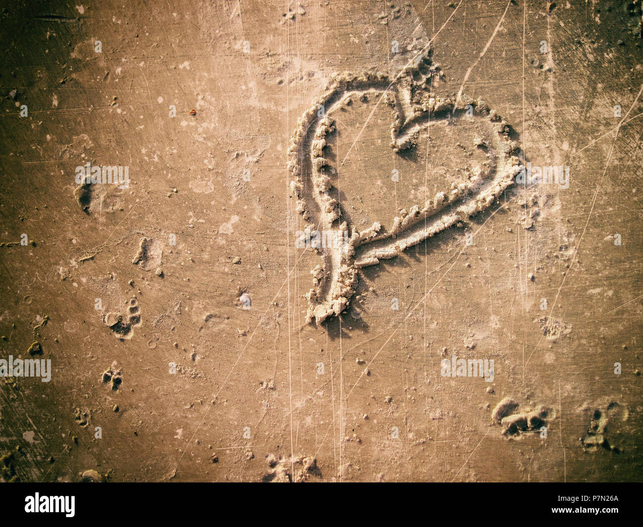 Un'immagine della forma di cuore il disegno sulla sabbia Foto Stock