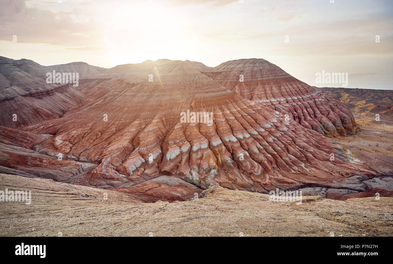 Vista aerea del rosso montagne striato forma piramidale a sunrise nel parco deserto Altyn Emel in Kazakistan Foto Stock