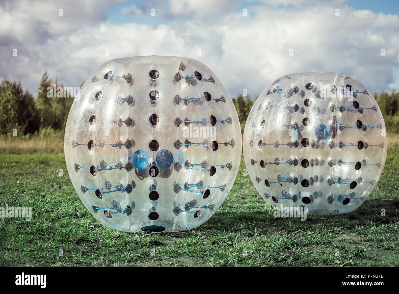 Paraurti-sfere per il calcio giocando su un prato verde, un nuovo funsport Foto Stock