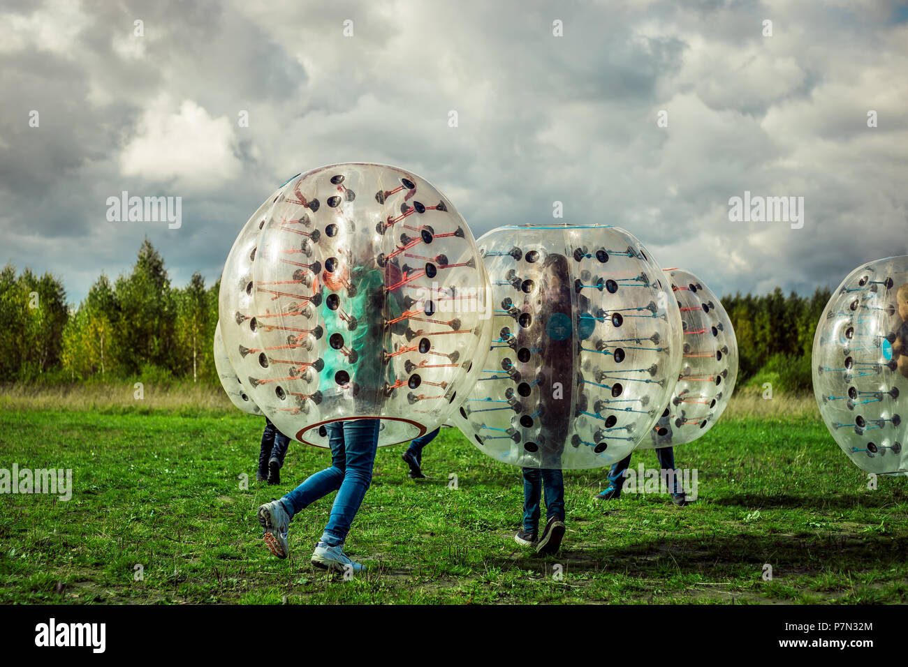 Bumperball. Teens paraurti play-ball all'aperto vicino alla foresta Foto Stock