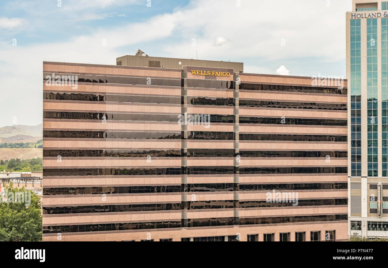 Boise, Idaho, Stati Uniti d'America - 7 Giugno 2018: Wells Fargo Tower, Downtown Boise Financial District grattacielo su un pomeriggio d'estate. Foto Stock