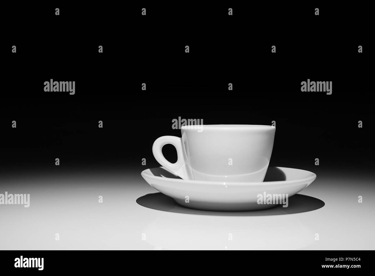 Profilo della tazza di caffè su bianco e sfondo nero Foto Stock