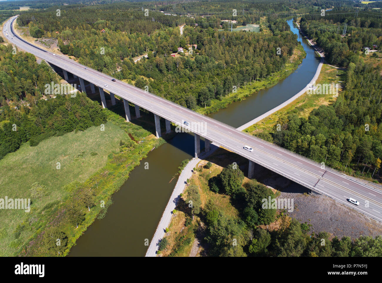 Norsholm, Svezia - Luglio 5, 2018: vista aerea del ponte di Norholm (348 m di lunghezza, 22 m di altezza) con la superstrada E4 attraversando la Gota canal. Foto Stock