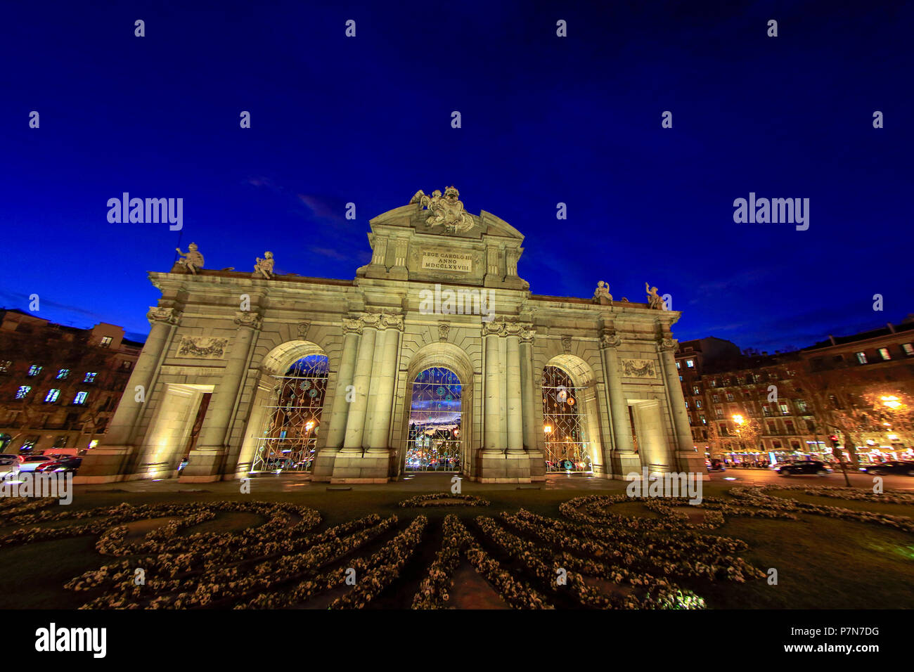 Puerta de Alcala Gate e Calle de Alcala, Madrid, Spagna Foto Stock