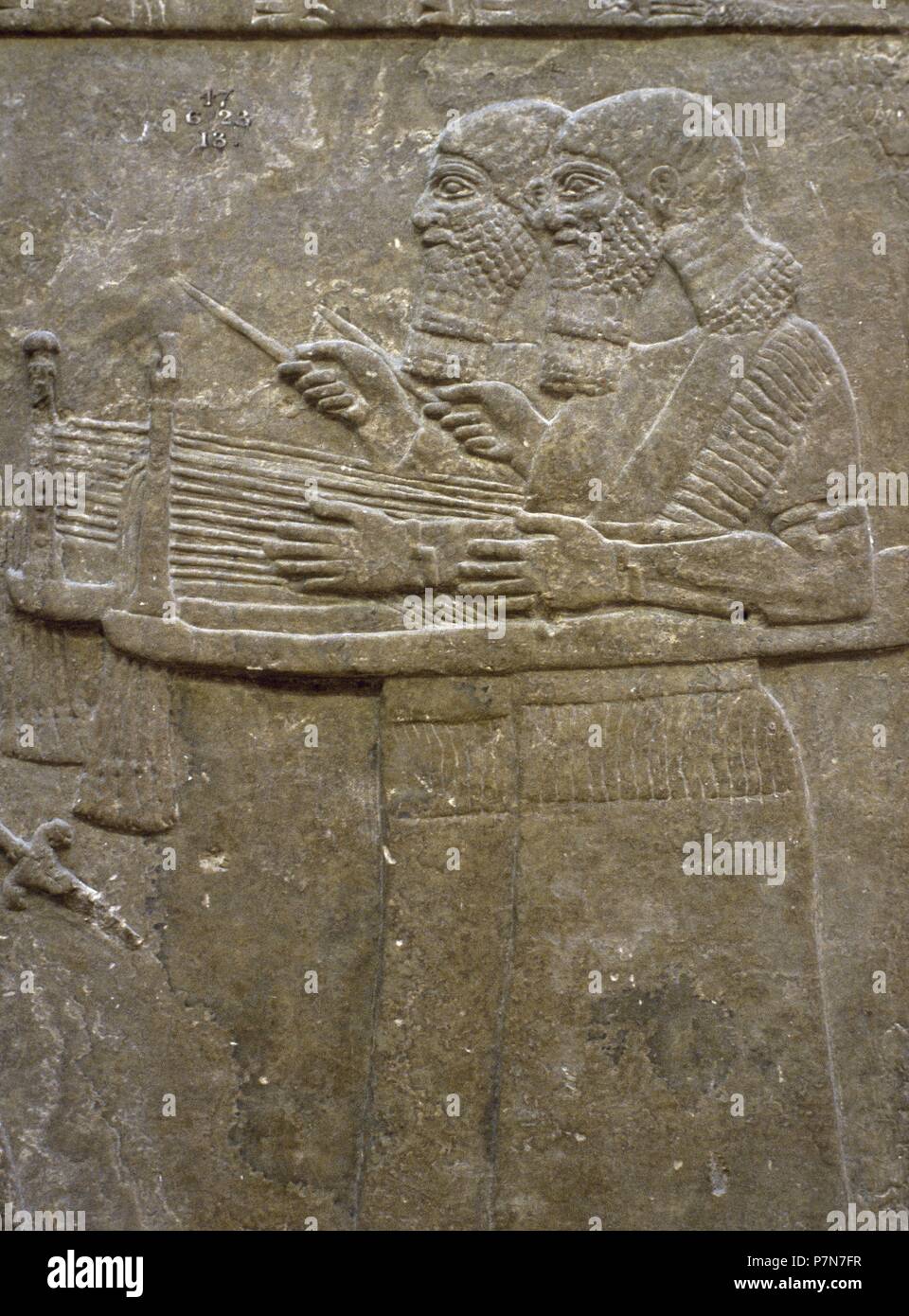 Impero Assiro. 1° millennio A.C. Arpe orizzontali. In bassorilievo. Palazzo di Ashurnasirpal II a Nimrud. ca. 865 a.e.v.. L'Iraq. Museo Bristih. Londra. Regno Unito. Foto Stock