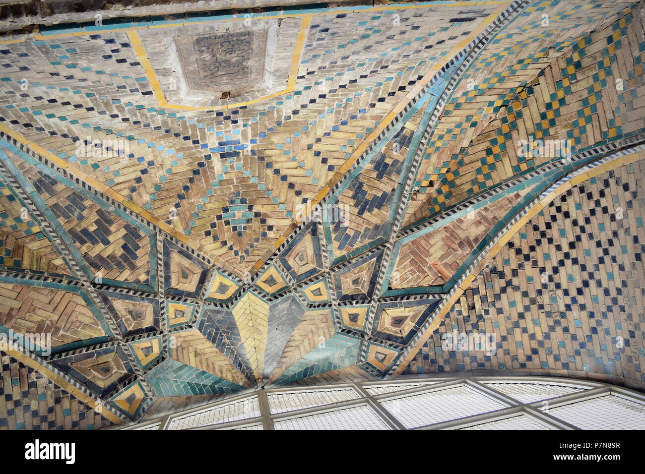 Bellissimi mosaici islamici e di arte islamica decorare il soffitto della storica Via della Seta serbatoio di acqua a Qazvin, Iran Foto Stock