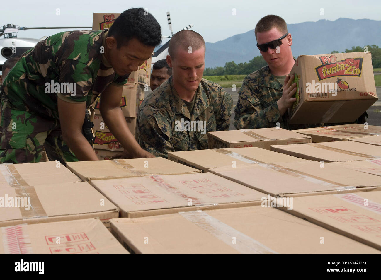 31 Marine Expeditionary Unit fornisce aiuti per il terremoto in Indonesia sollievo . Marines assegnato a combattere il battaglione della logistica 31 del trentunesimo Marine Expeditionary Unit e indonesiano personale dell'Air Force scarico di un pallet di prodotti alimentari destinati ad aree remote del West Sumatra, Indonesia dopo i terremoti e le frane hanno colpito la regione. La Forza anfibia U.S. 7 flotta è il coordinamento di assistenza militare alle vittime del recente terremoto a Sumatra ovest su richiesta del governo indonesiano. Foto Stock