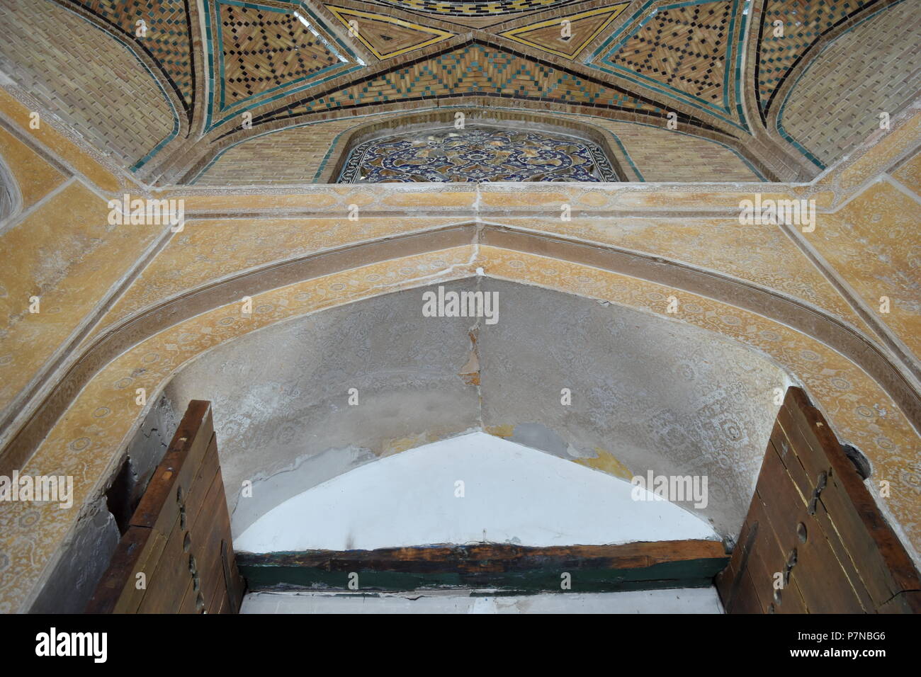 Storica Strada Di seta cancello di ingresso con elementi di iraniano e architettura Islamica con archi e piastrelle di ceramica a Qazvin, Iran Foto Stock