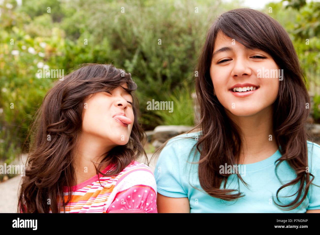 Sorelle divertirsi a ridere e giocare insieme. Foto Stock