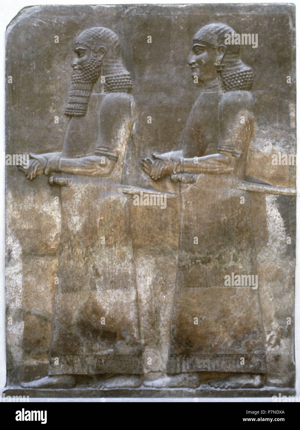 Alta nobiltà o membri della famiglia reale, rilievo. Viii secolo. BC. Palazzo di Sargon II di Assiria. Khorsabad, Iraq. Il museo del Louvre. Parigi, Francia. Foto Stock