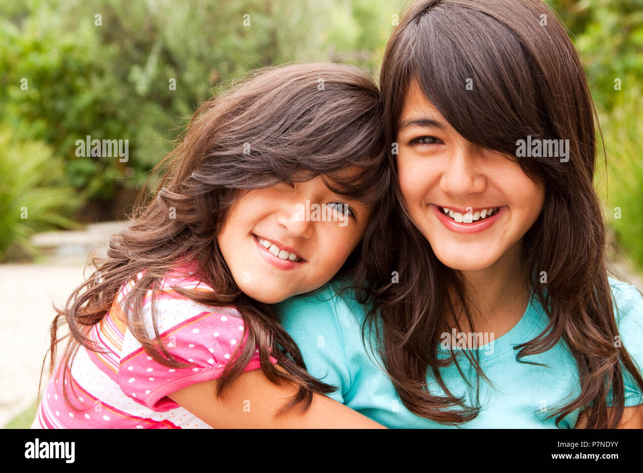 Sorelle divertirsi a ridere e giocare insieme. Foto Stock