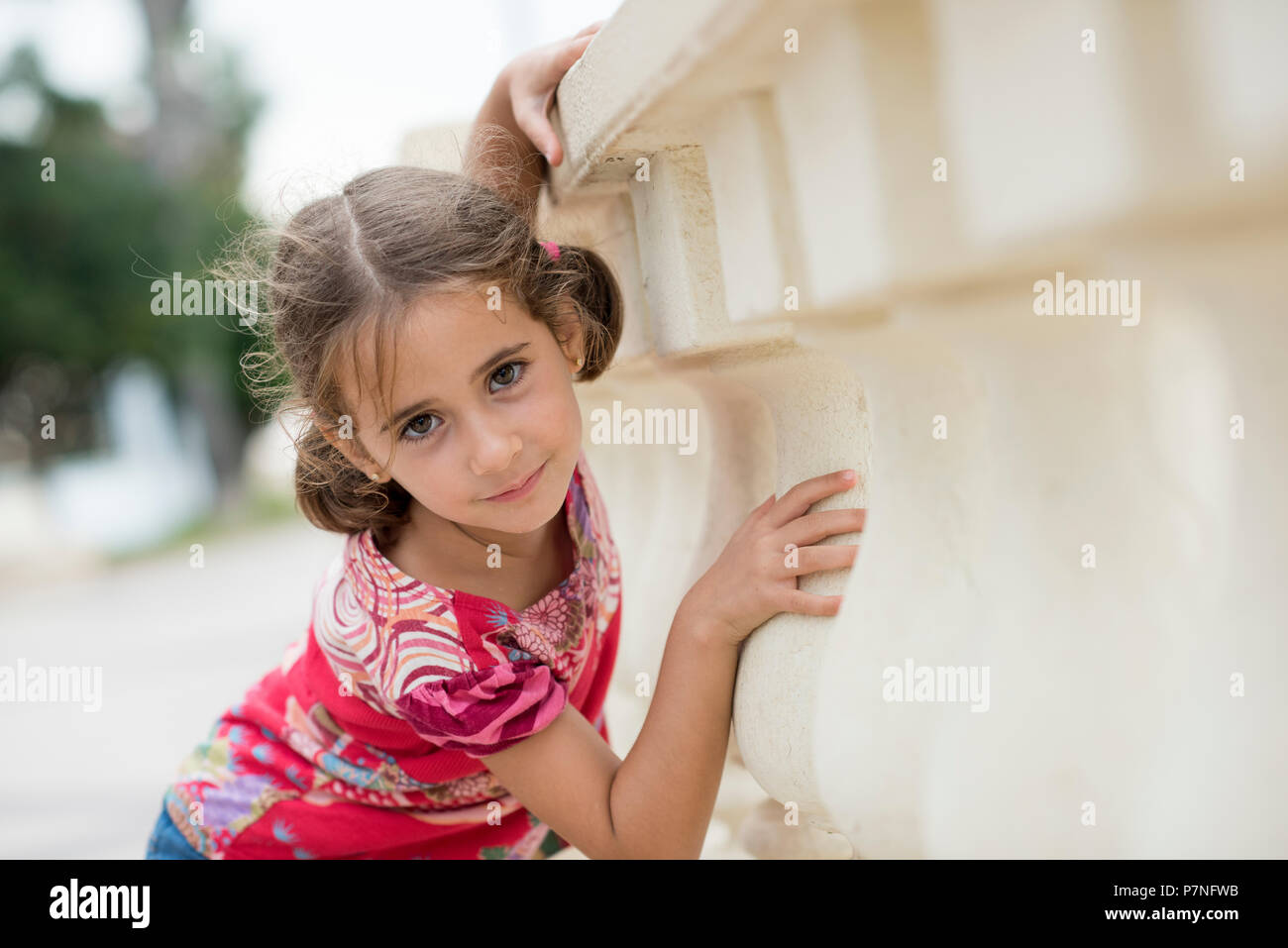 Adorabile bambina pettinato con pig-tail all'esterno. Foto Stock